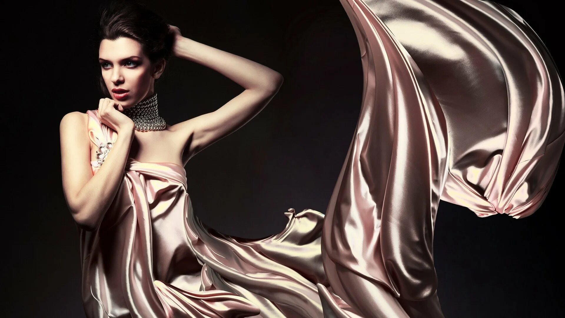 Девушки в шелковых ночнушках. Шелковое платье на бретельках комбинация 2020. Девушка в вечернем платье. Роскошная женщина. Ночные сорочки из шёлк армани.