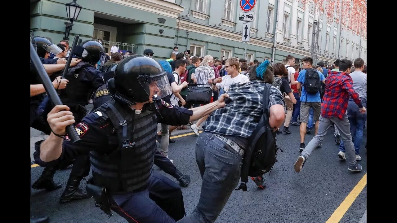 Полиция избивает человека. Полиция избивает митингующих. разгон демонстрантов в россии.