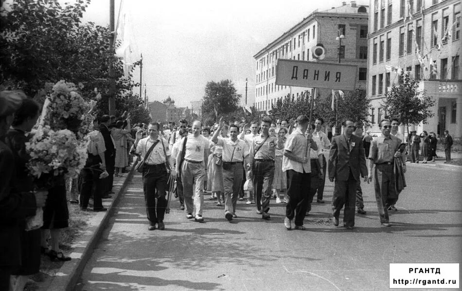 Фестиваль молодежи и студентов 1958. Vi всемирный фестиваль молодёжи и студентов в москве 1957 г. съезд молодежи и студентов в москве 1957. молодёжный фестиваль 1957 в москве. международный фестиваль молодежи и студентов в москве 1957.