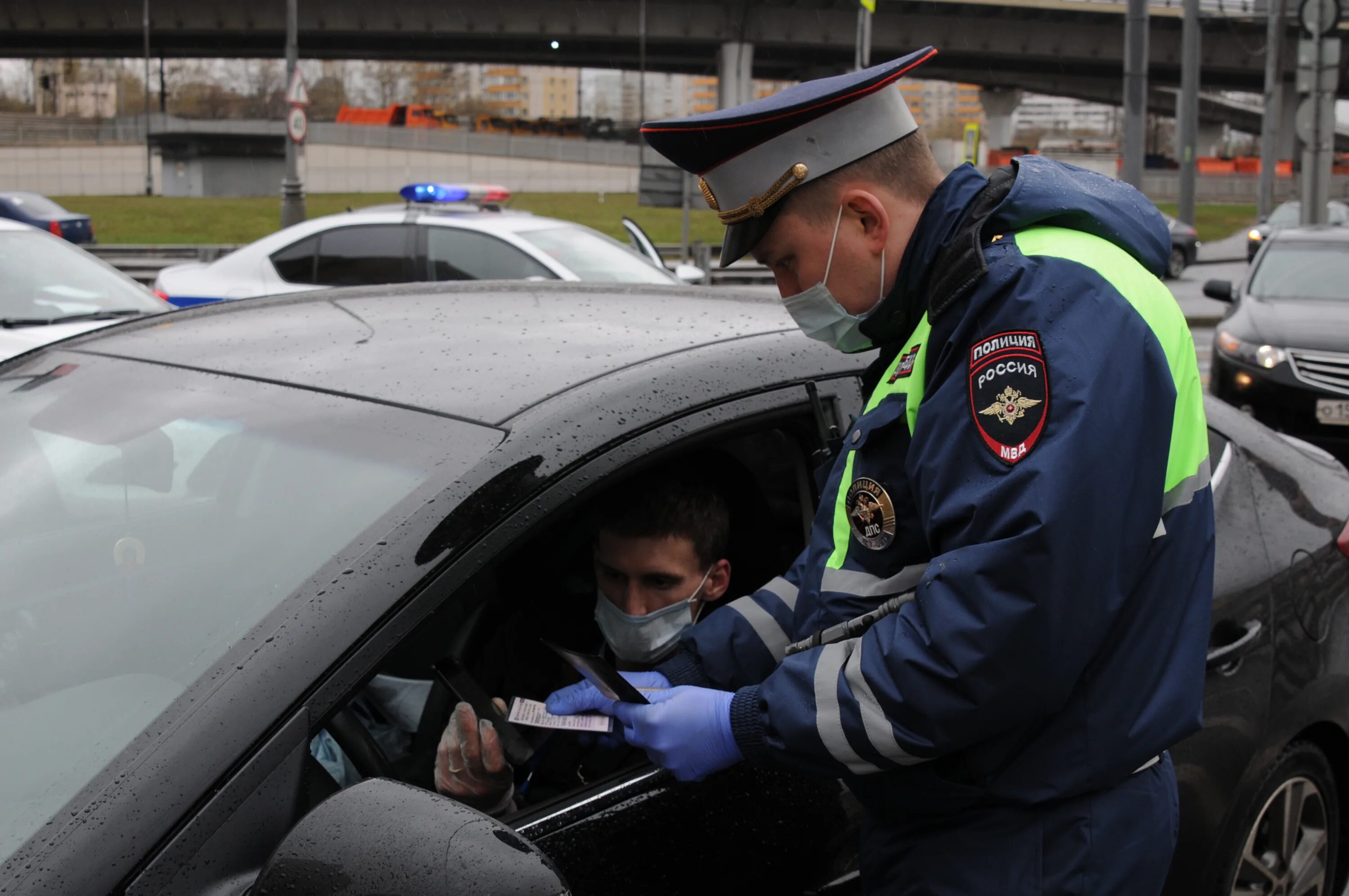 Гибдд приезд. ГИБДД. Проверка ДПС. ГАИ проверка. Инспектор ДПС проверяет документы.