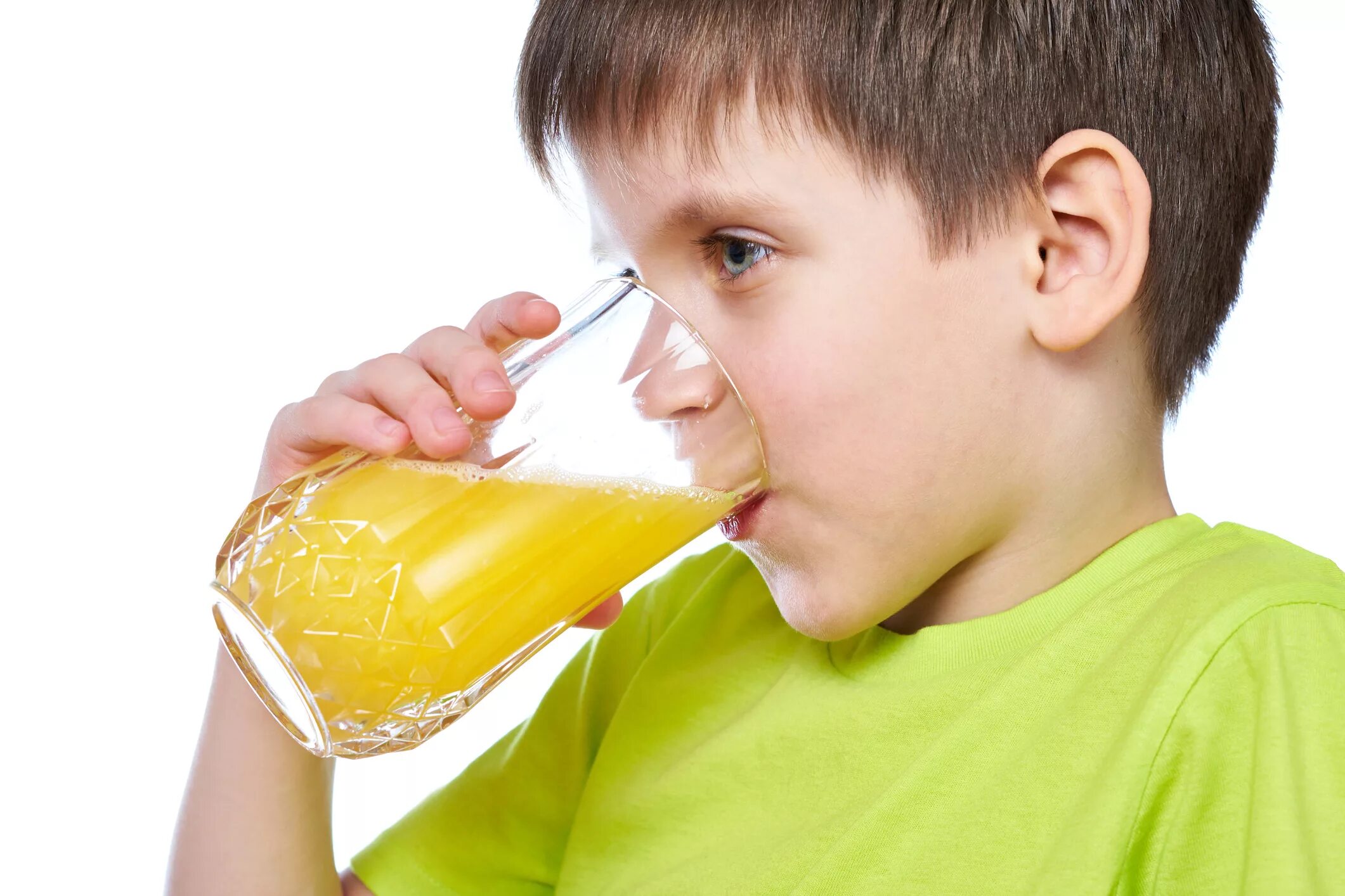 Пить сок на английском. Мальчик пьет сок. Мальчик пьет сок на белом фоне. Стакан сока в руке. Пить сок.