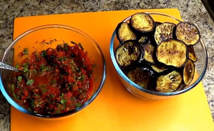Баклажаны на зиму по грузински рецепты кружочками. Баклажаны по-грузински острые. баклажаны по-кахетински. баклажаны по грузински. баклажаны в чесночном соусе по-грузински.