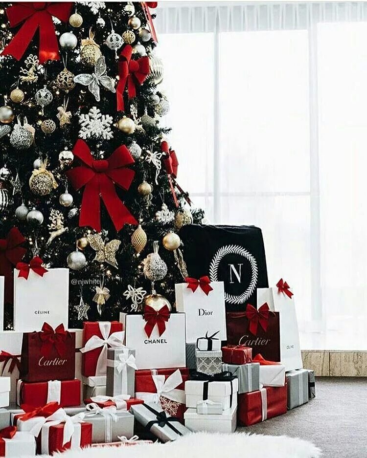 Украсить елку подарками. Подарки под ёлкой. Новогодняя елка с подарками. Елка и куча подарков. Подарки под елку декор.