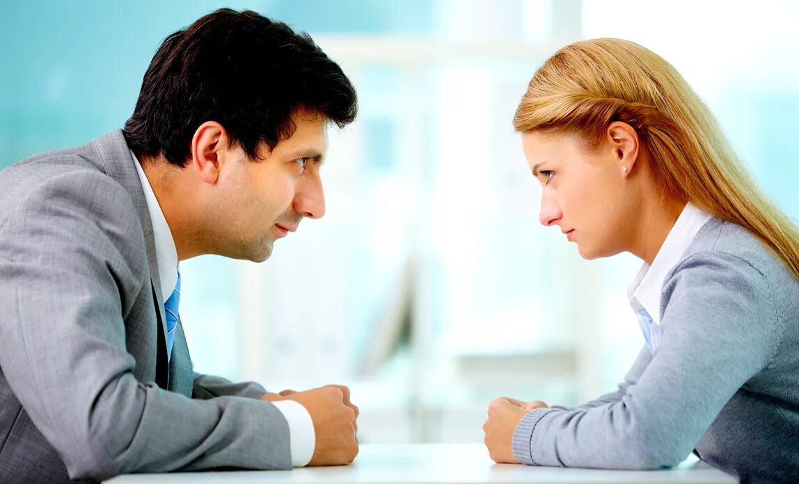 Трое человек. Отстаивать. Встреча бизнесменов. Отстаивать взгляды. Аргументы в переговорах.