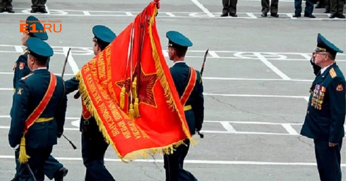 Флаг вынести. Боевое Знамя МОСВОКУ. Боевое Знамя воинской части РФ. Боевое Знамя воинской части Вооруженных сил РФ. Вынос боевого Знамени.