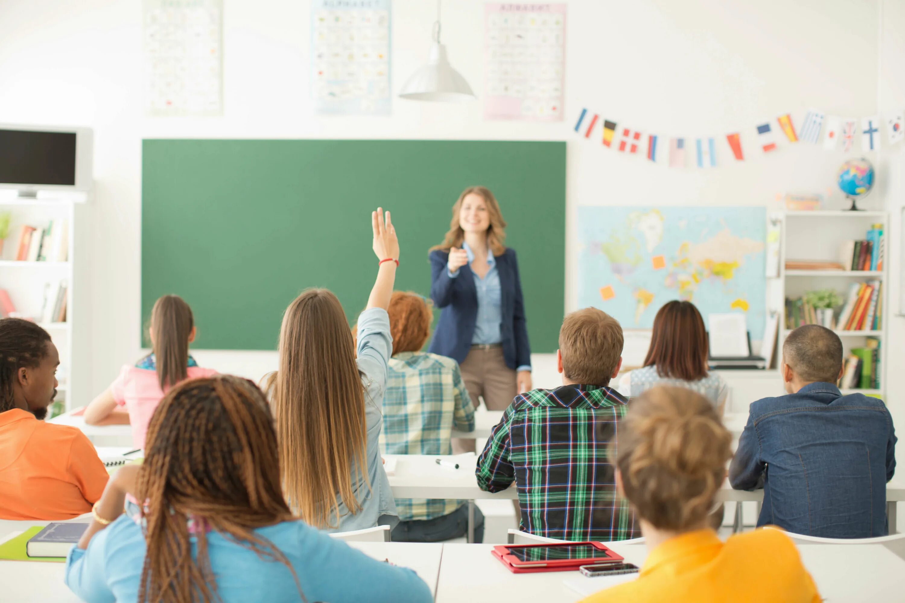 The class is english. Общительный учитель. classroom. управление классом. teaching experience.