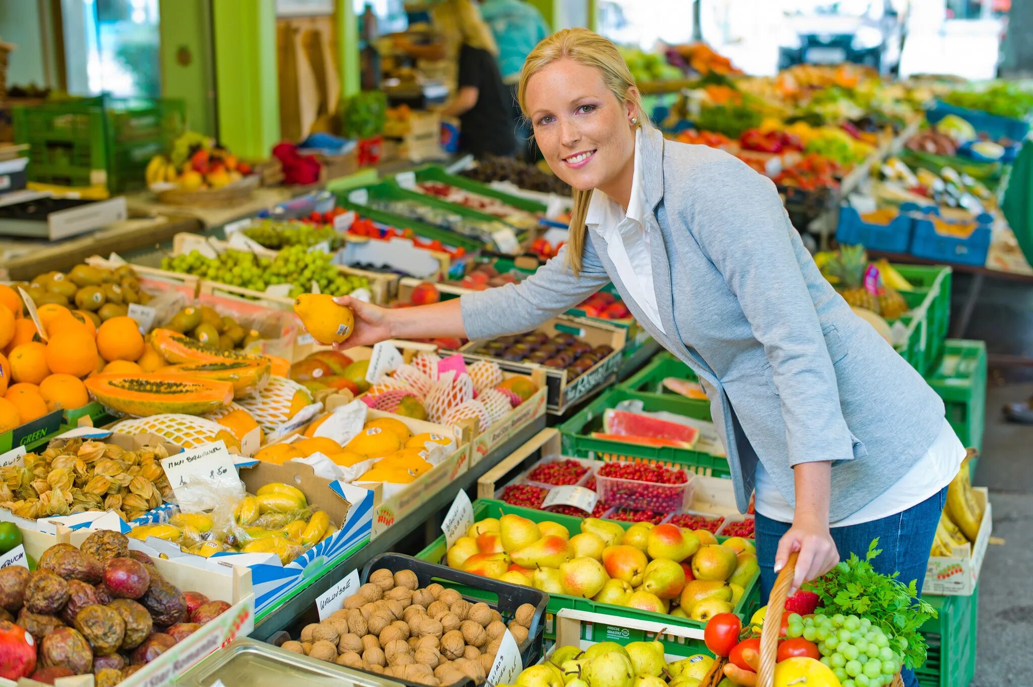 Где купить фрукты овощи. Овощи на рынке. Рынок продуктов. Фруктовый рынок. Овощи и фрукты на рынке.