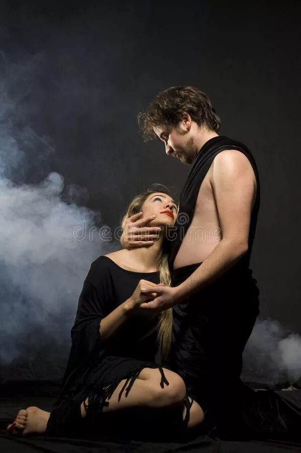 Послушная девушка. Подчинение женщины мужчине. Девушка на цепи на коленях. Хозяин и две рабыни. Хозяин и две рабыни.