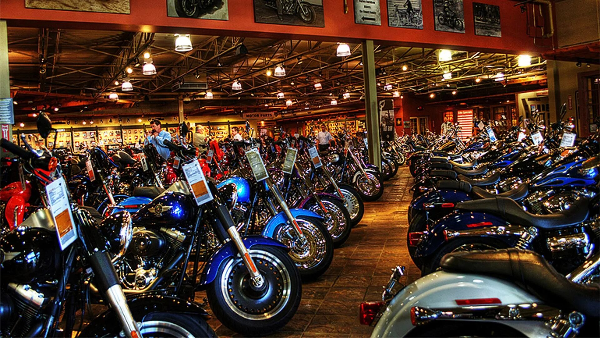 Мотоцикл купить новый магазин. Рынок мотоциклов. Рынок мототехники. Рынок новых мотоциклов. Салон мотоциклов.