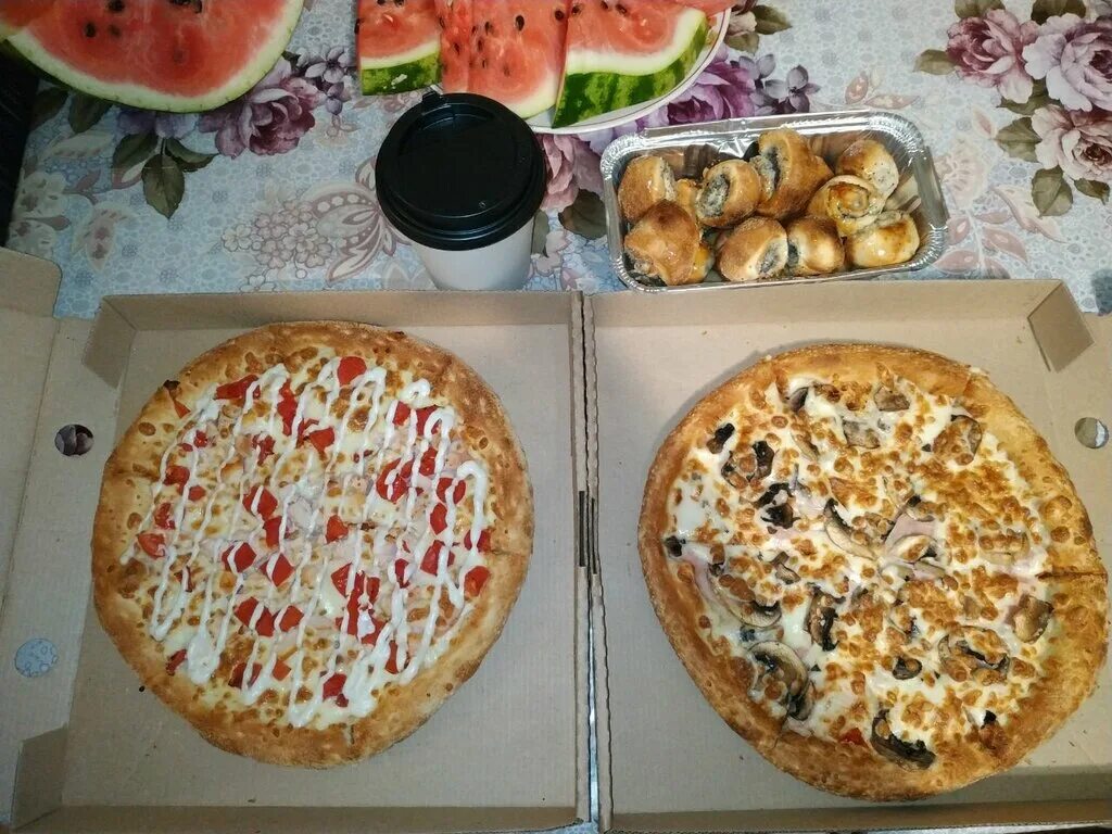 грузинская пицца. пицца с индейкой. столик в пиццерии. вкусная пицца. пицца с помидорами.