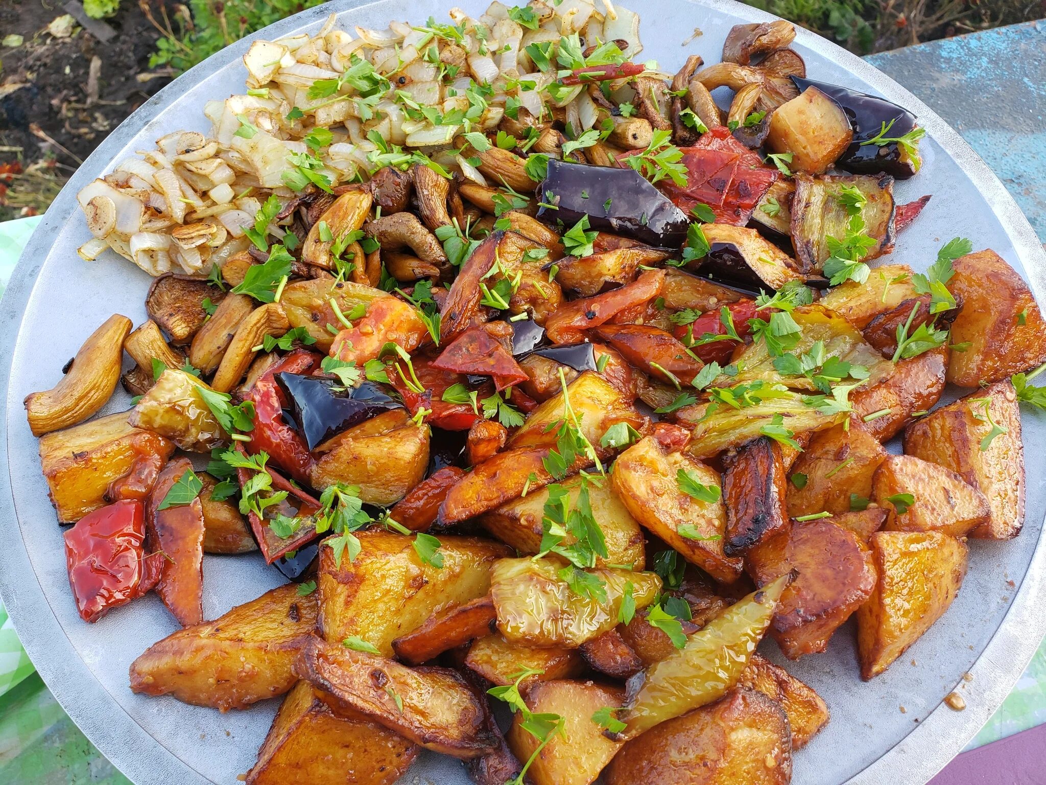 жареная картошка с грибами в казане. картошка с мясом на костре.