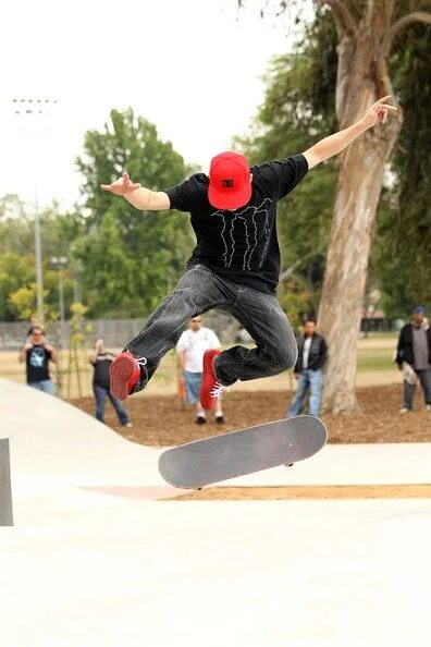 Skate he is skating he skates. Роб Дирдек скейтбордист. Роб Уэлш скейтборд. Роб Дирдек скейтбордист и его охрана.