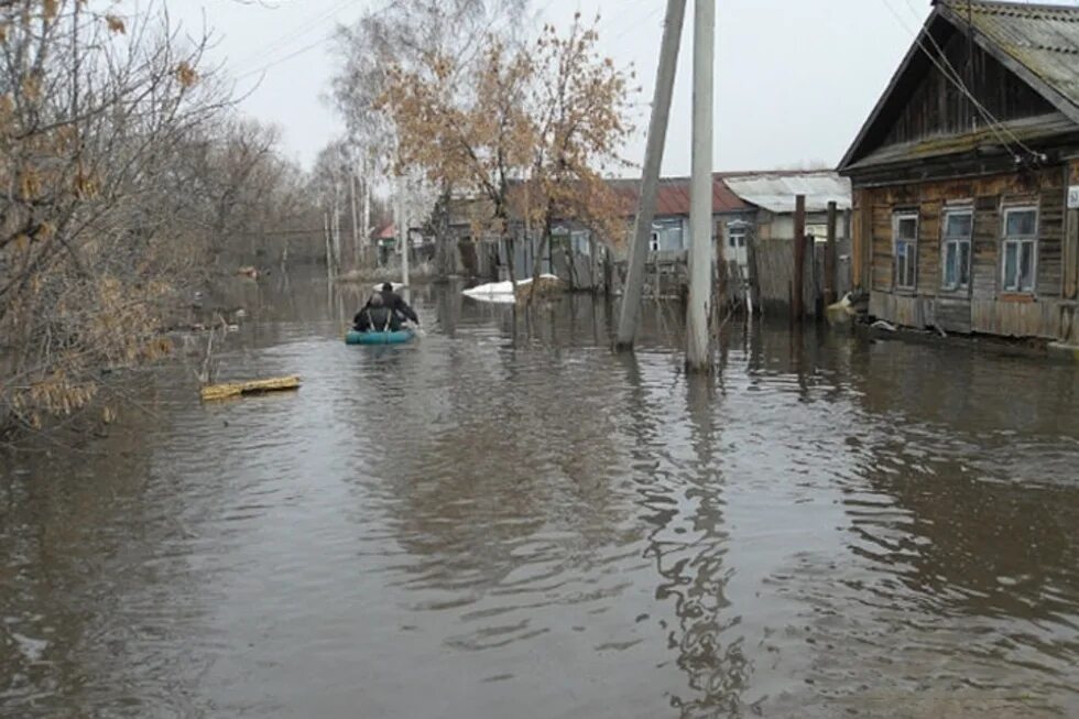 Половодье в Петровске Саратовская область. Паводок в Петровске Саратовской. Половодье Петровск Саратовская область 2023г. Наводнение в Саратовской области.