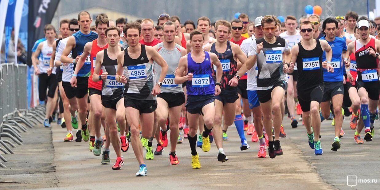 Найк ран приложение для бега. Спортсмен бегает. Run club. Бег, прыжки среди рыцарей. Клуб бегунов.