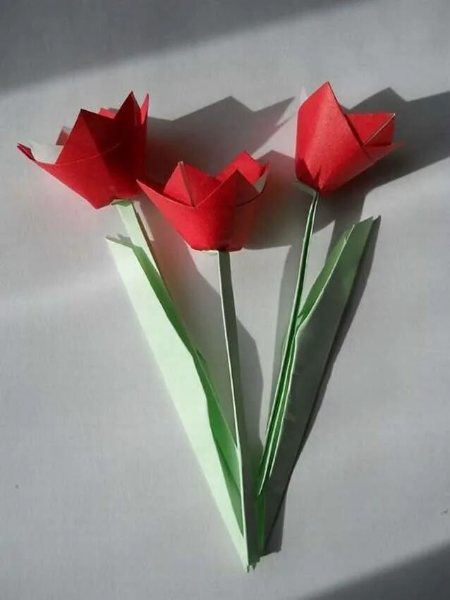 Объемные тюльпаны. Тюльпаны из цветной бумаги. Поделка тюльпан. Оригами цветок. Тюльпаны из бумаги легкие для детей