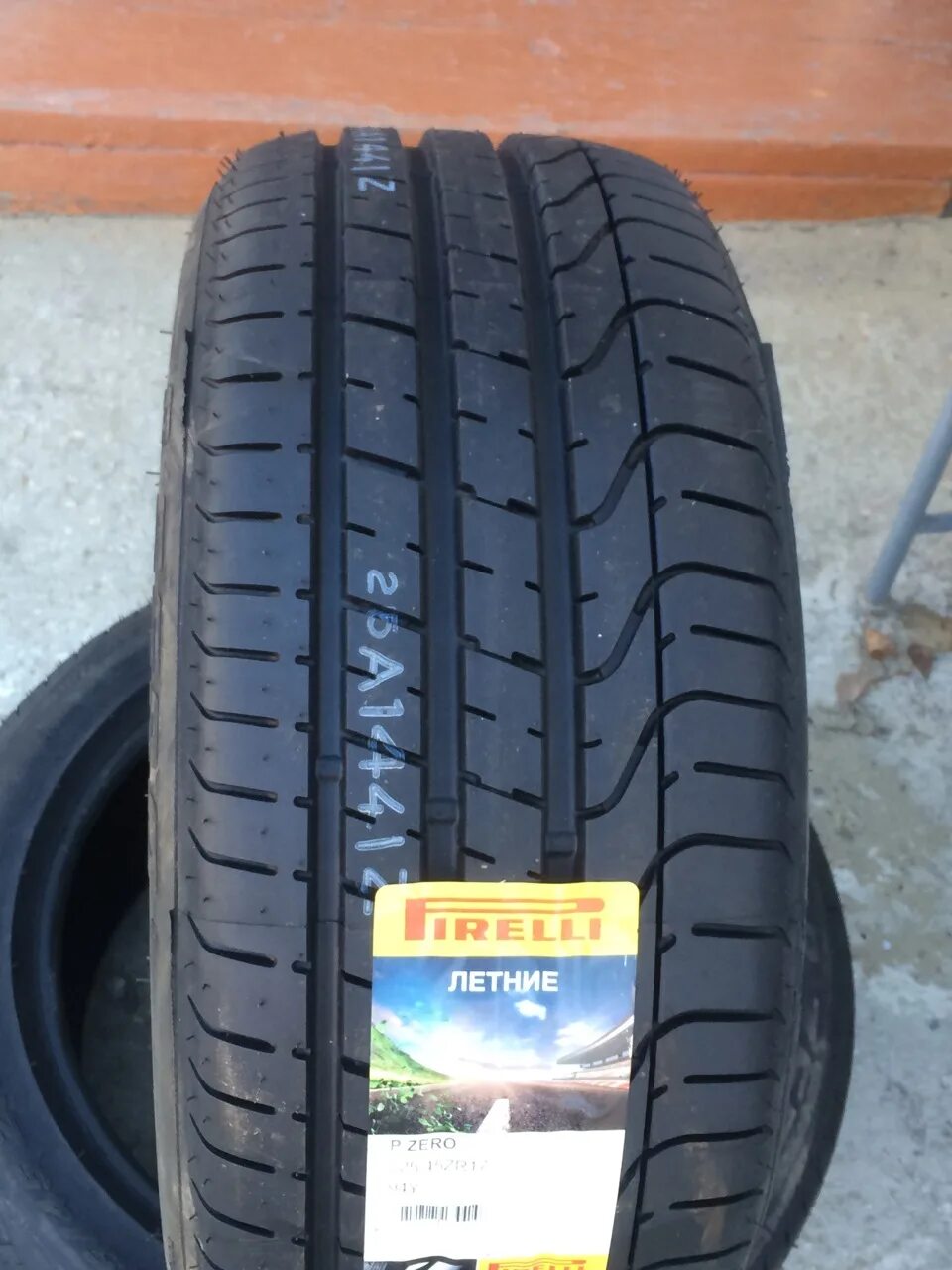 0 225 p. Летняя резина Пирелли 225 45 17 Зеро. Pirelli p Zero 225/45 r17 94y. Шины Пирелли летние 22565 17. Резина Пирелли 17 половина 25.