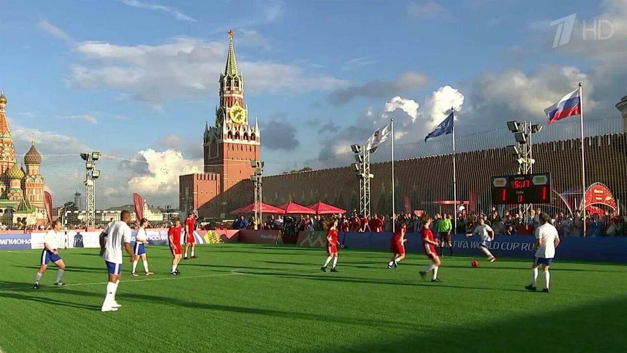 Прямая трансляция красной площади в москве. Спорт на красной площади. футбол на красной площади. москва кремль футбол. матч на красной площади.
