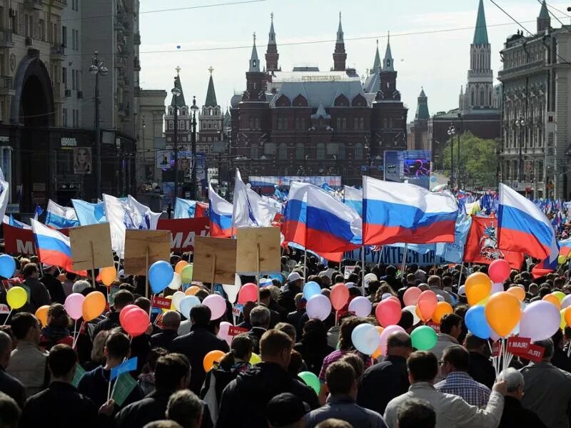 Митинг с флагами россии. Флаг московской россии. Люди с российским флагом. Толпа с флагами. Митинг флага.