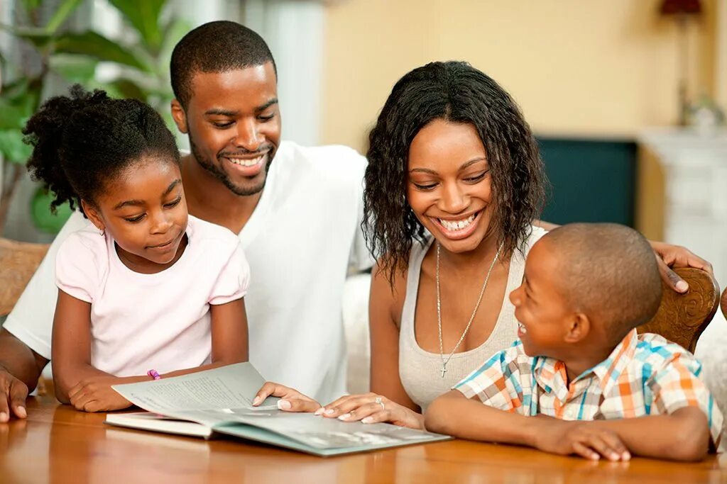 Афроамериканская семья. Чернокожая семья. Семья черных. Афро-европейские семьи.