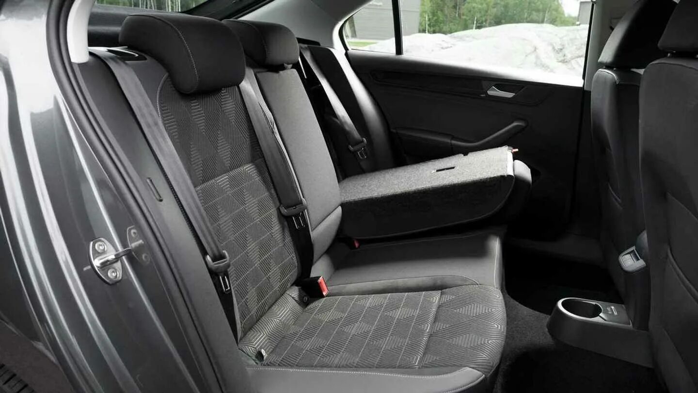 Сиденья volkswagen polo sedan. Сиденье фольксваген поло. Чехлы на vw polo sedan 2017. Сиденье passat b7 highline. Поло седан 2019 салон сиденье.