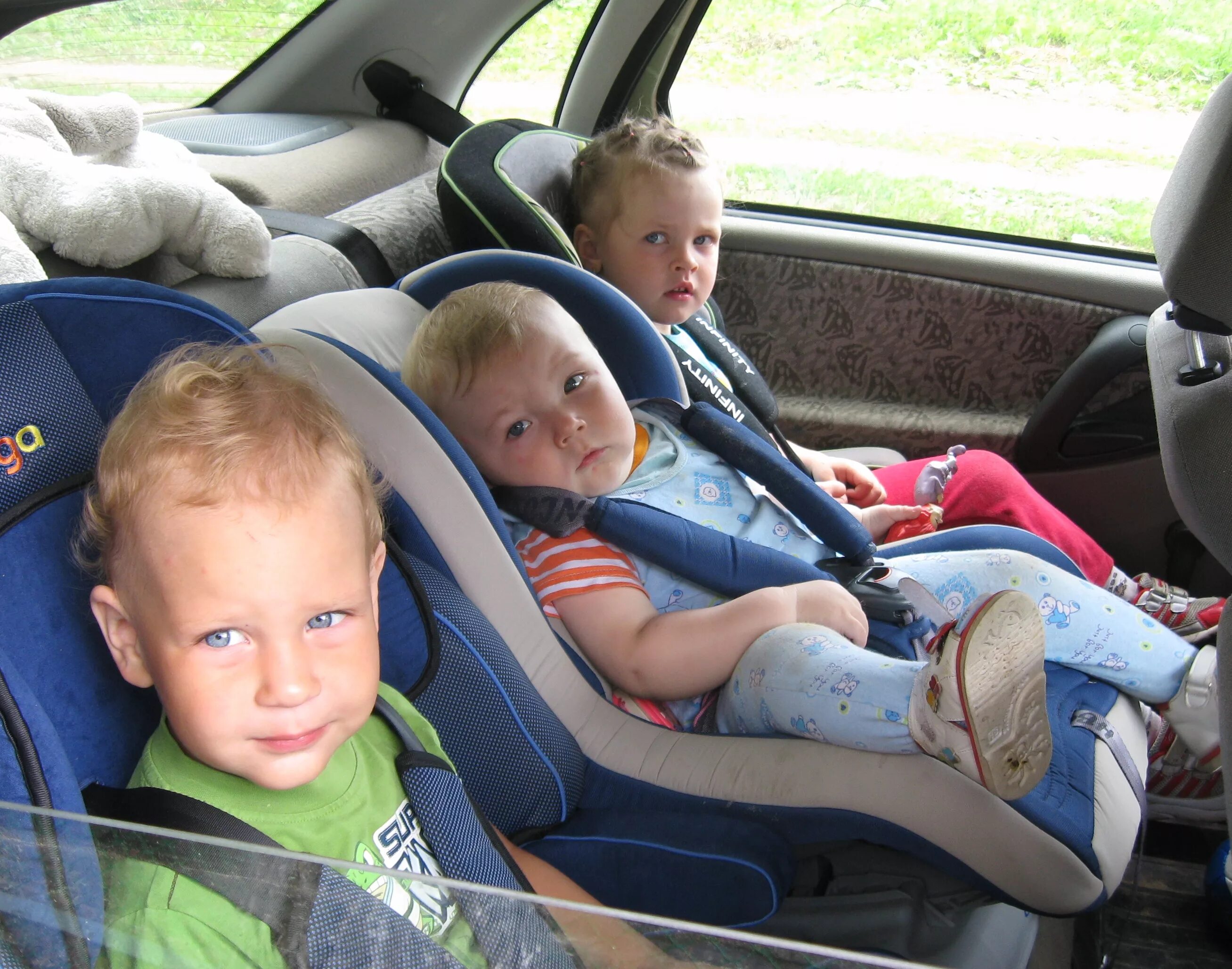 Машина троим. Автомобиль для троих детей. Перевозка 3 детей в автомобиле. Перевозка троих детей на заднем сидении. Семейные авто Америки для перевозки детей.