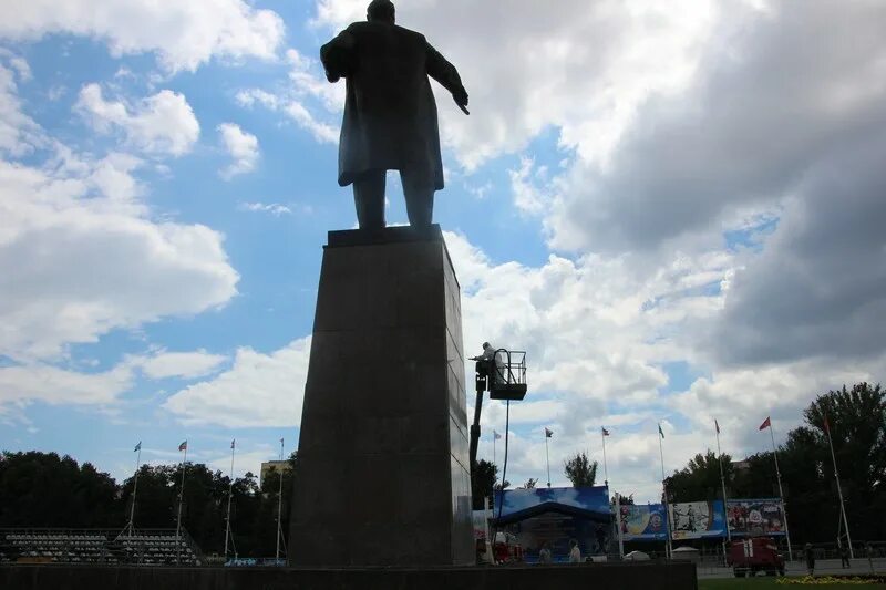 Ленина южноуральск. Памятник Ленину в Саратове. Саратов памятник Ленину площадь. Саратов 3 Дачная статуя Ленина. Памятник Ленину Южноуральск.