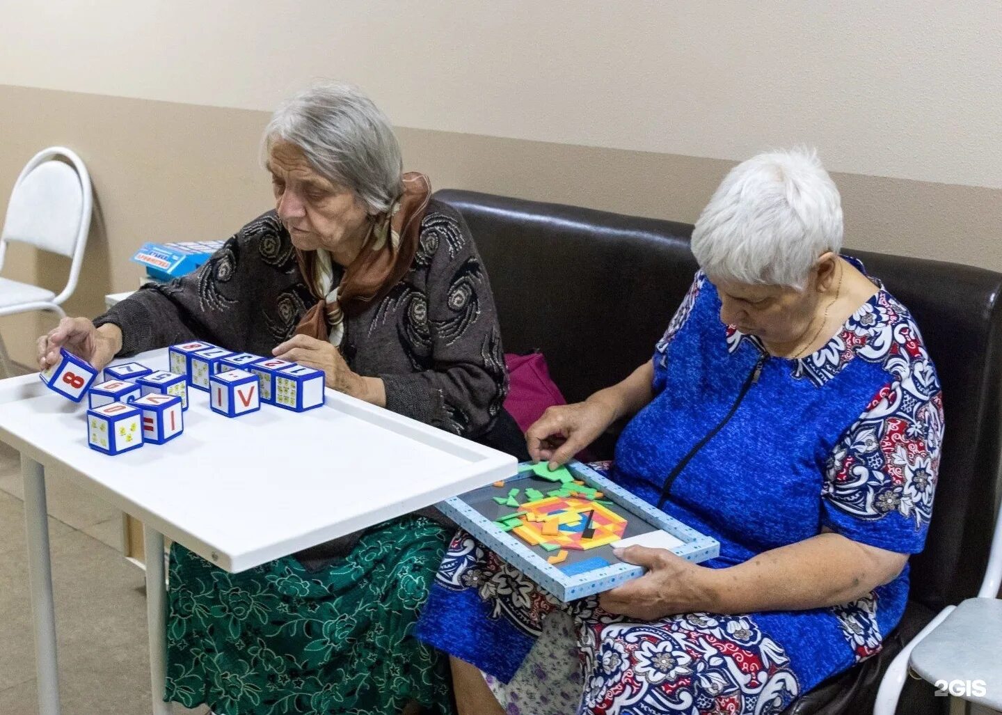 Пенсионеры в доме престарелых. Творчество для пенсионеров. Дом пенсионеров. Пансионат для пожилых людей.