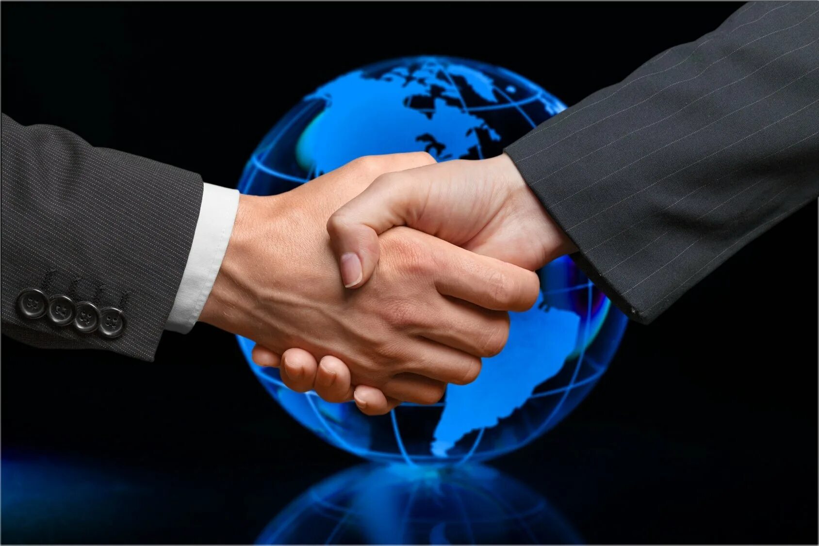 Дипломатические и торговые отношения. Сотрудничество власти и бизнеса. Рукопожатие на фоне земли. Дипломатическое рукопожатие. Пожатие рук мир.