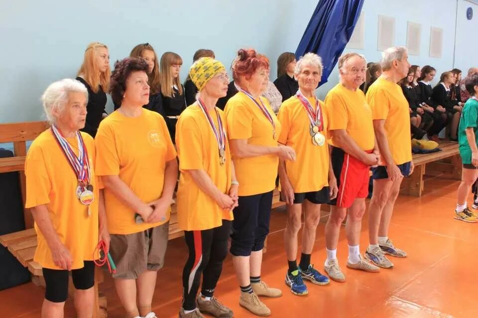 спортивный праздник для пенсионеров. веселые старты для пенсионеров. спортивные эстафеты для пожилых людей. веселые старты для пожилых. скандинавская ходьба бабушки.