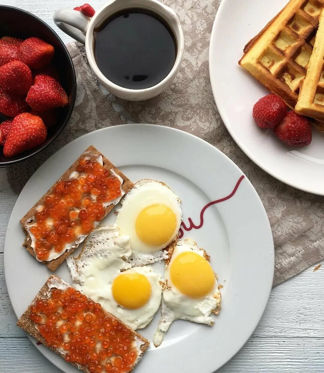 Почему утром завтрак. Красивый завтрак. вкусный и полезный завтрак. красивый полезный завтрак. вкусная и красивая еда.