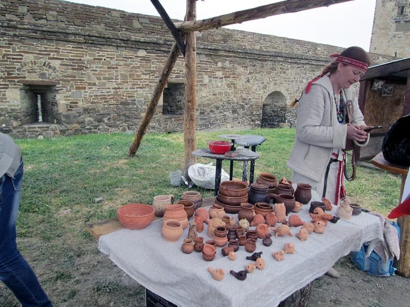 Телефоны г. Дом иллюзий. Мастер судак. Мастер судак. Судак отель голубые глаза.