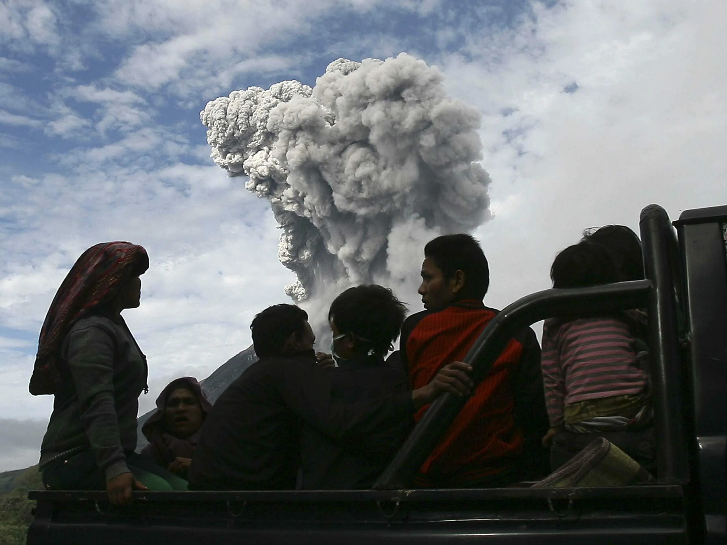 Спасение от вулкана. Вулкан спастись. Вулкан спастись. Извержение вулкана эвакуация. Извержение вулкана люди бегут.