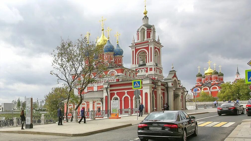 Парк зарядье церковь. Храмы зарядья. Знаменский монастырь на варварке. Патриаршее подворье в зарядье. Храм варварка зарядье церковь.
