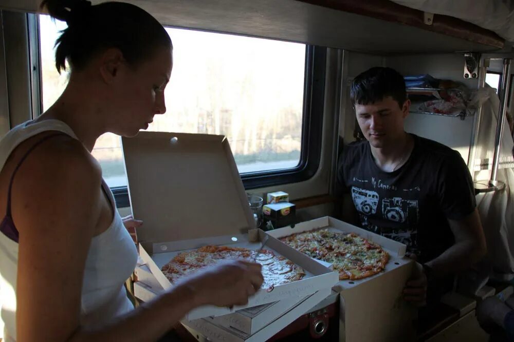 Пицца в поезде. Питание в поезде. Еда в поезд. Еда в поезде дальнего следования.