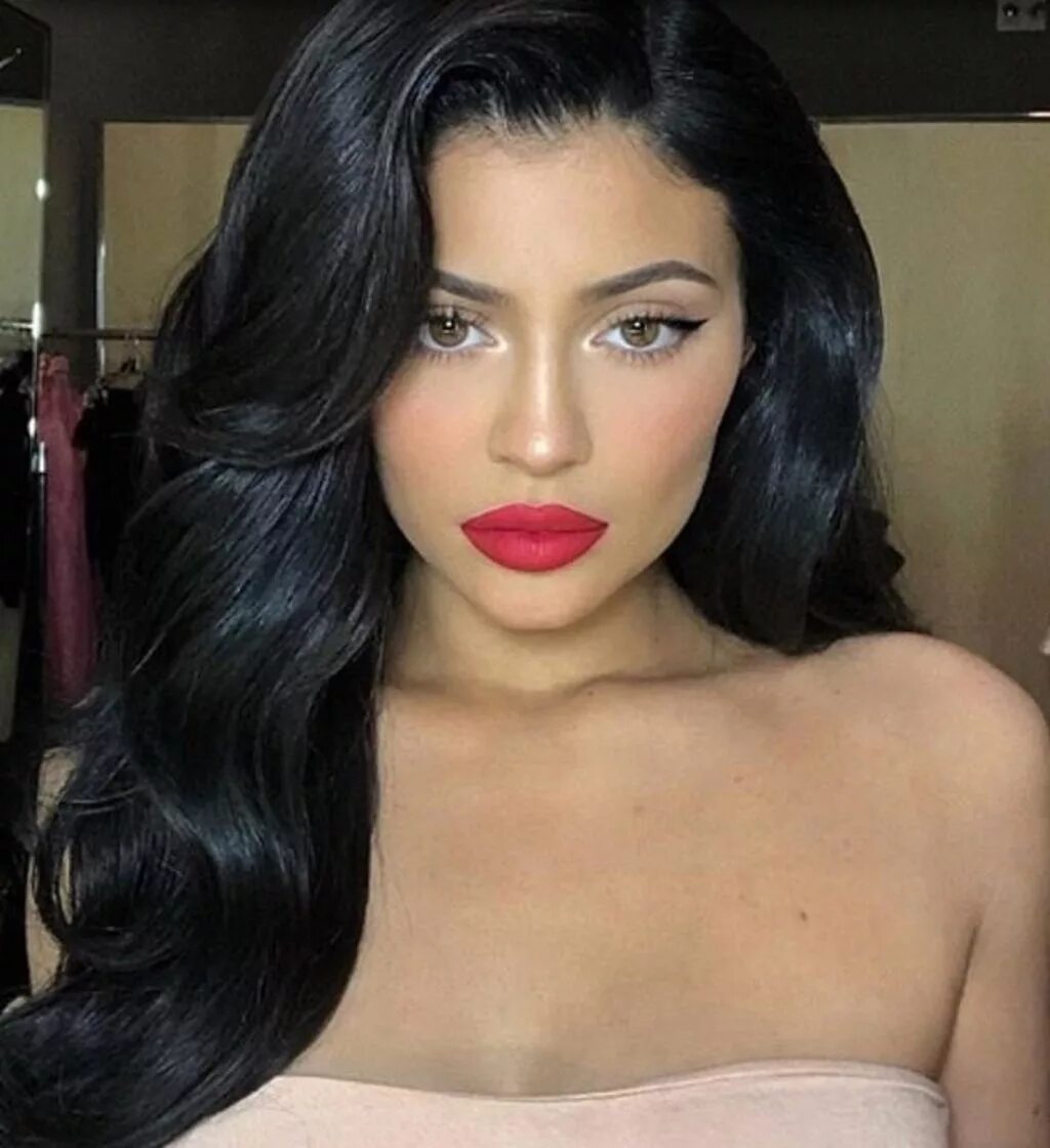 Красивые губы девушек. Черные волосы большие губы. Красивые девушки с черными волосами. Макияж кавказских девушек. Мелике арзу инстаграмме.