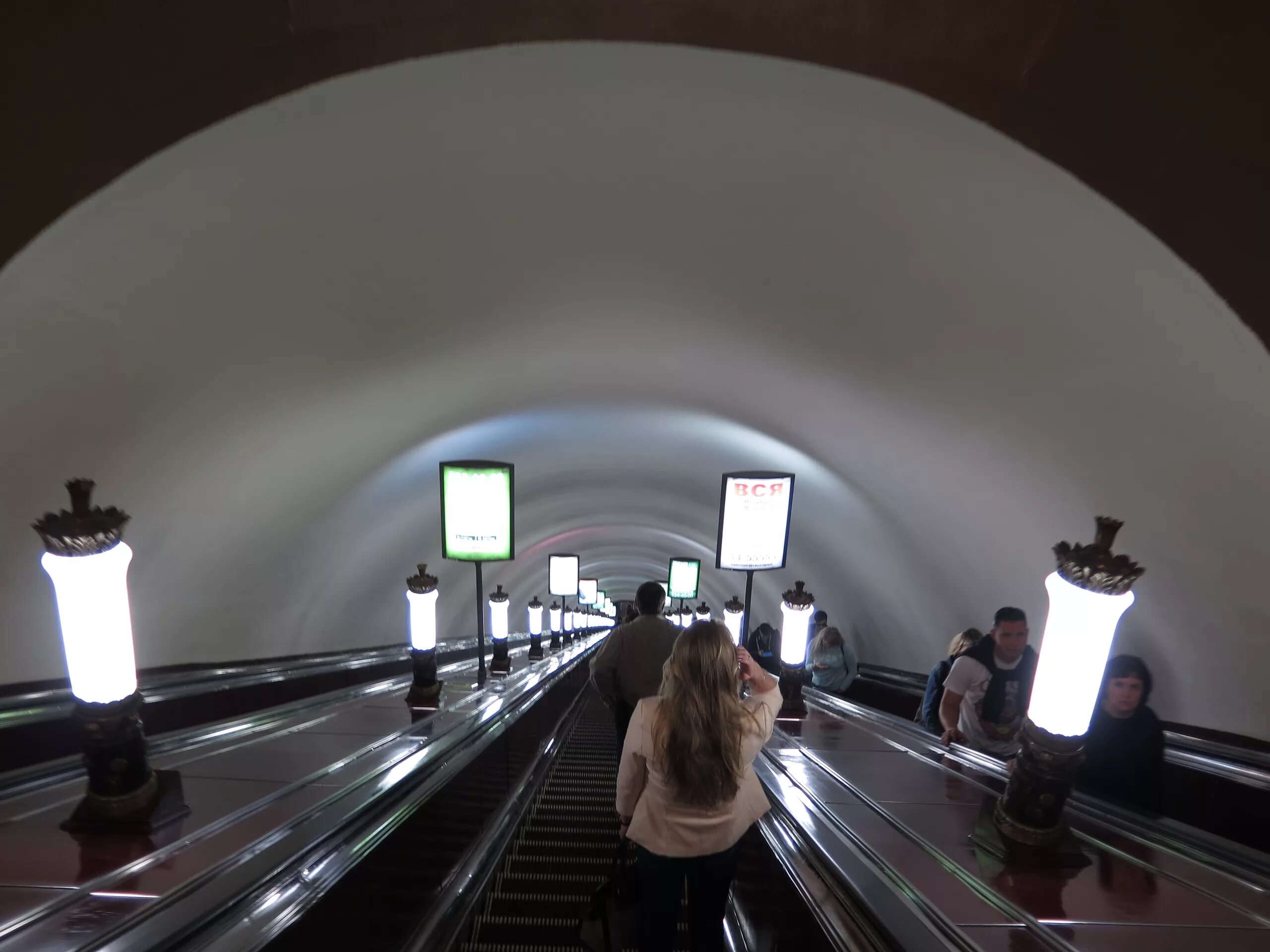 Станция метро площадь Восстания Санкт-Петербург. Вестибюль метро площадь Восстания. Эскалатор площадь Восстания СПБ. Площадь Восстания метро СПБ.