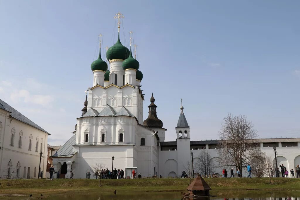 Ростов лучшее великий. Достопримечательности Великого Ростова Великого. Церковь Спаса на торгу Ростовский Кремль. Ростов Великий памятники. Церковь Спаса на торгу Ростов.