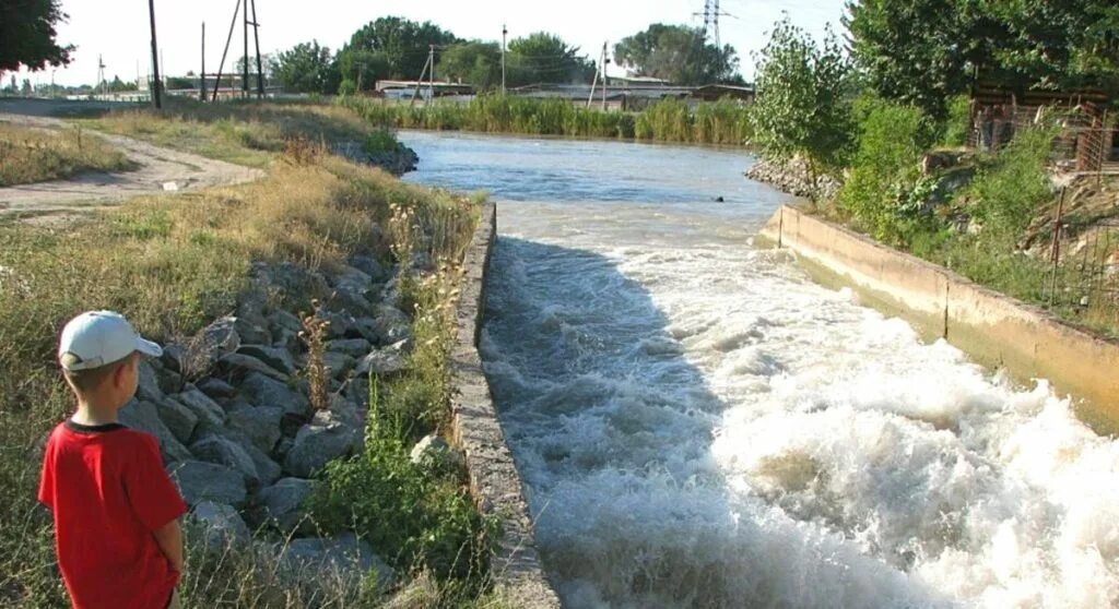 Арыки в Бишкеке. Воды арыка. Быстроток на канале. Река Араван.