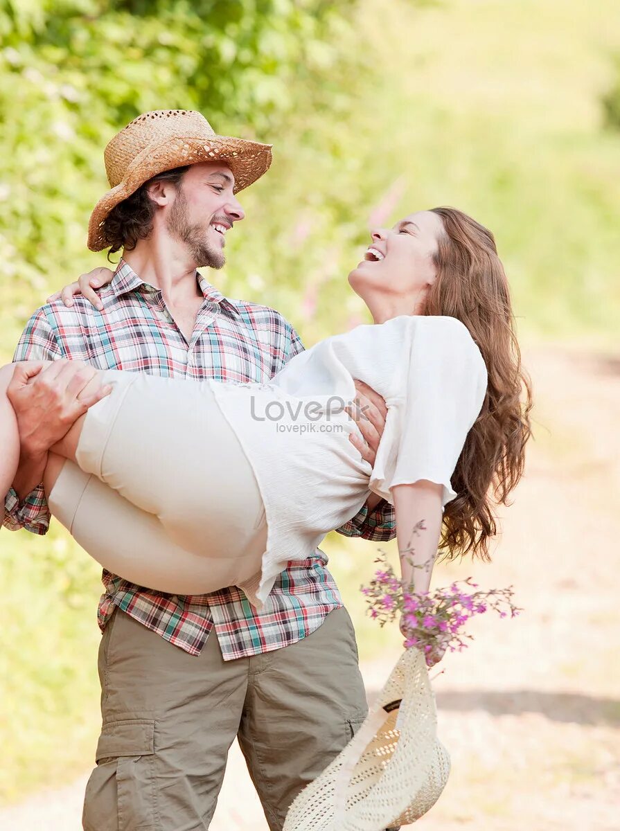 Мужчина несет женщину на руках. Man carrying woman. Женщина носите на руках. Женщина поднимает мужчину. Парень несет женскую сумку.