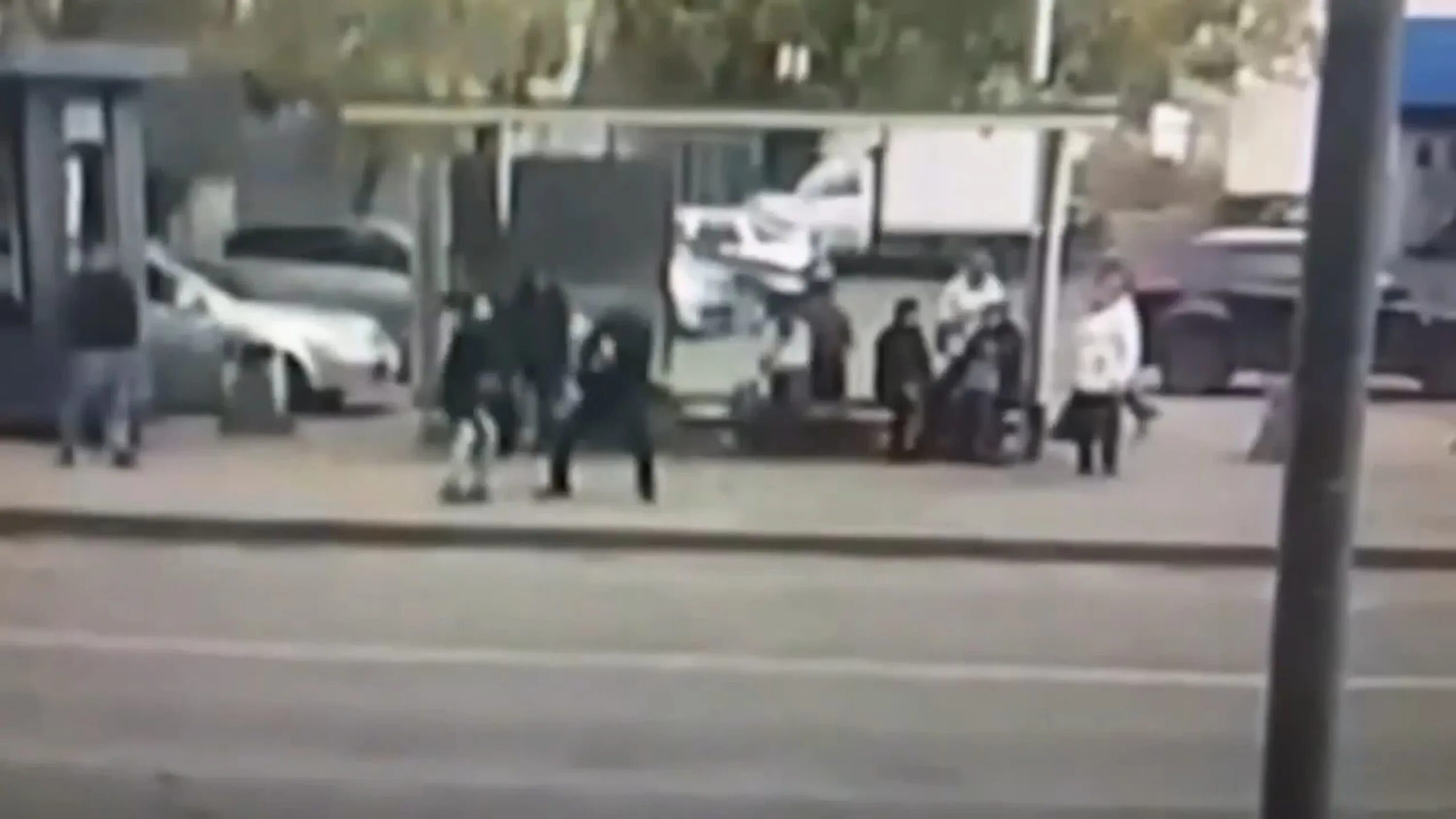Нападение на сотрудника полиции. Перцовым баллончиком в лицо. Видео нападения на женщину. Видео нападения на женщину. Подростки напали на женщину.