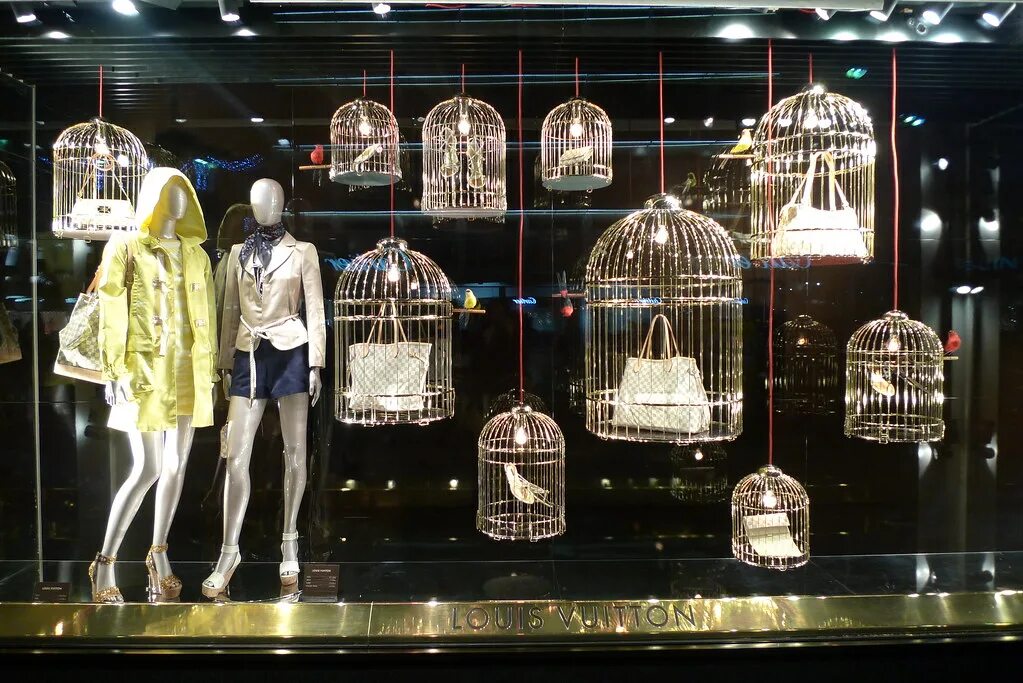 Как выглядят витрины. Витрина магазина Луи Виттон. Louis Vuitton shop Window 2023. Витрина магазина одежды Луи Виттон. Louis Vuitton Vitrin.