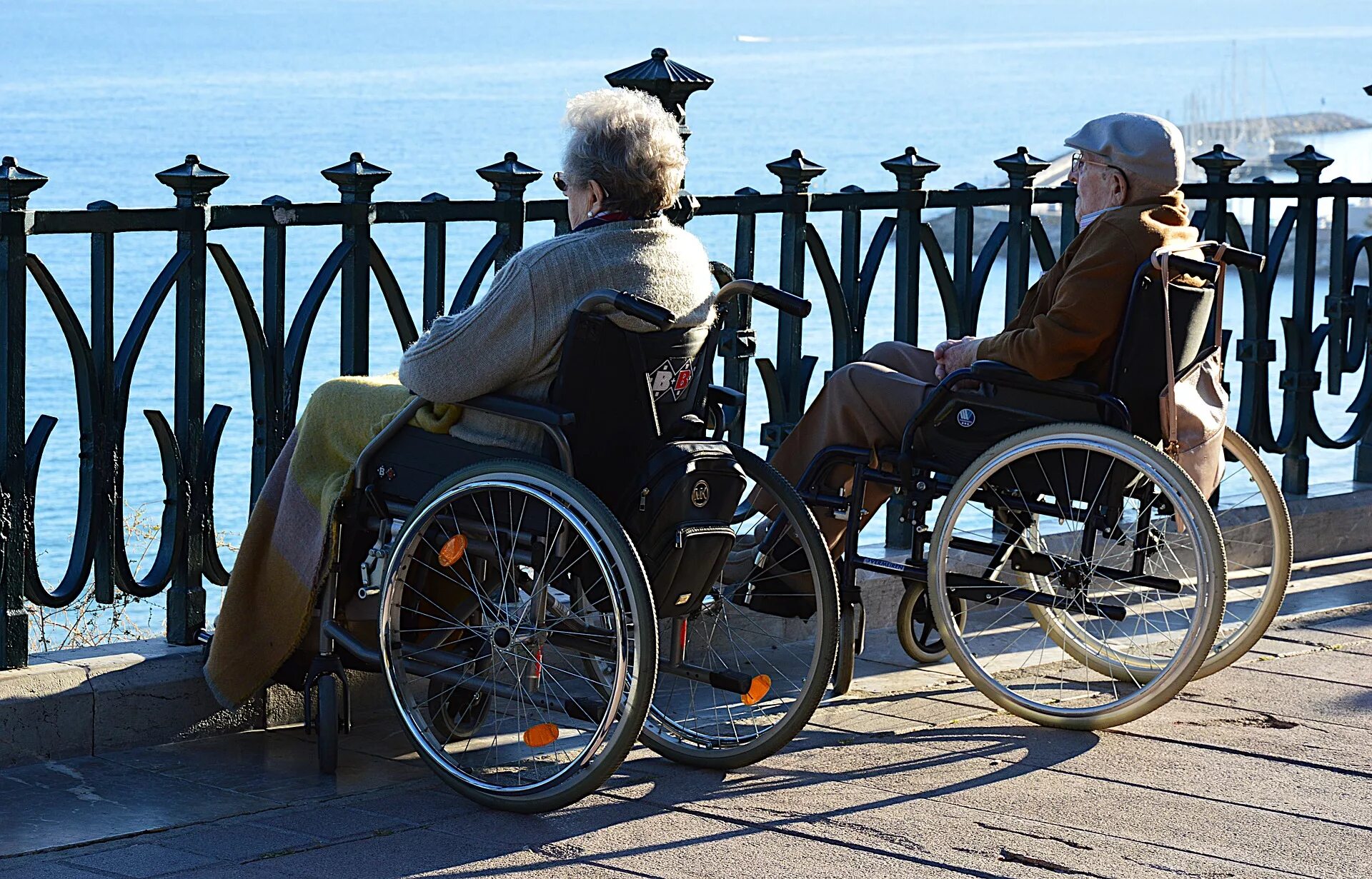 Каким то дряхлым инвалидом. Пожилые и инвалиды. Пенсионеры инвалидная коляска. Пожилые люди и инвалиды. Коляска для пенсионеров.