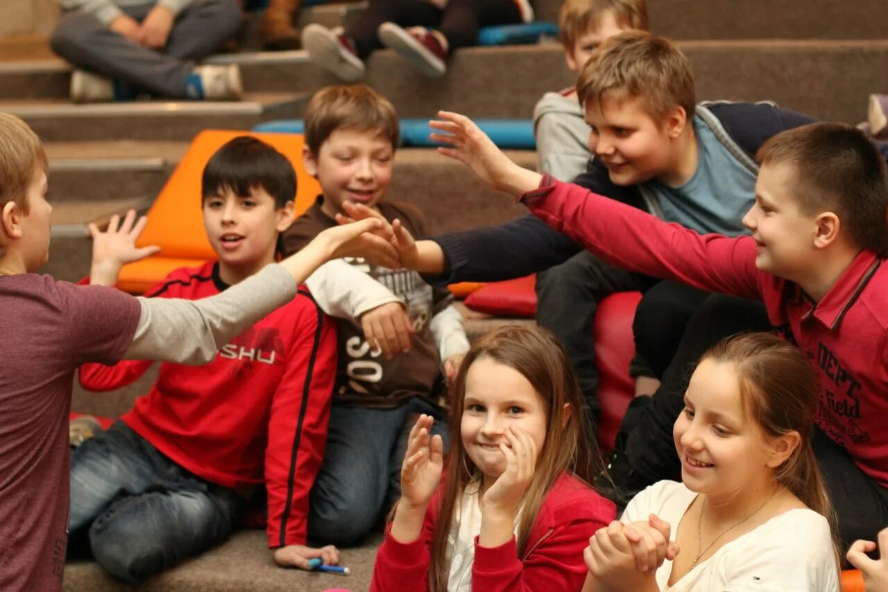 детский воспитательный лагерь. летний образовательный лагерь. детский лагерь sportzania. детский воспитательный лагерь. лагерь инглиш ферст в англии.