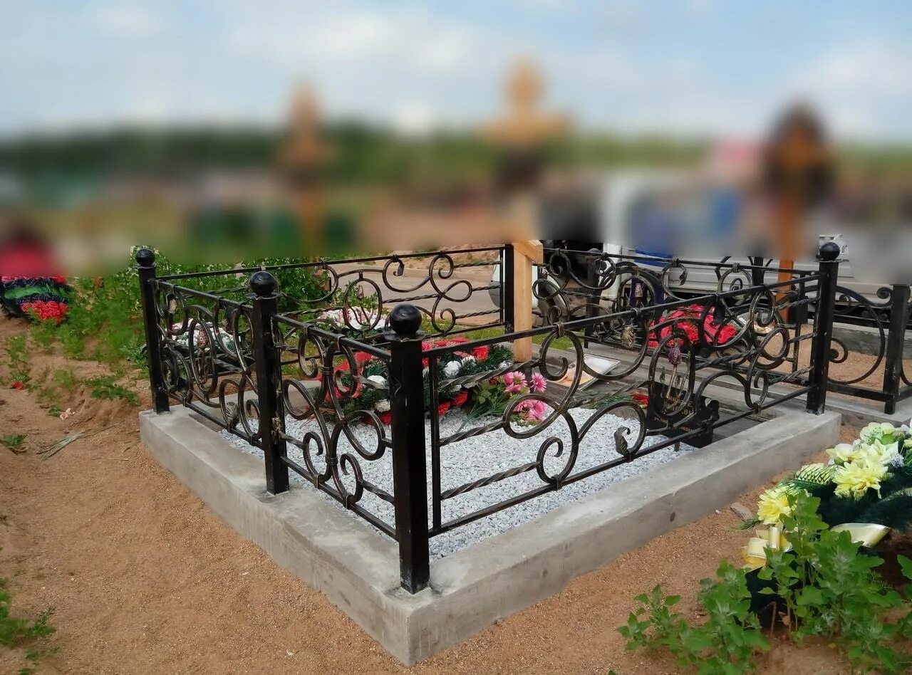 Какие есть оградки. Кованые ограды троекуровское кладбище. грант сорокс оградка 107. кованая ограда версаль. оградки холодная ковка на кладбище 2.5 на 3 метра.