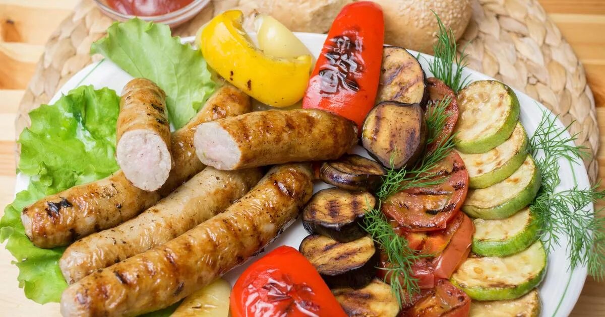 Колбаса домашняя с мясом картофелем. Купаты грузинские. Купаты по грузински. Гриль колбаски купаты. Сосиски купаты.