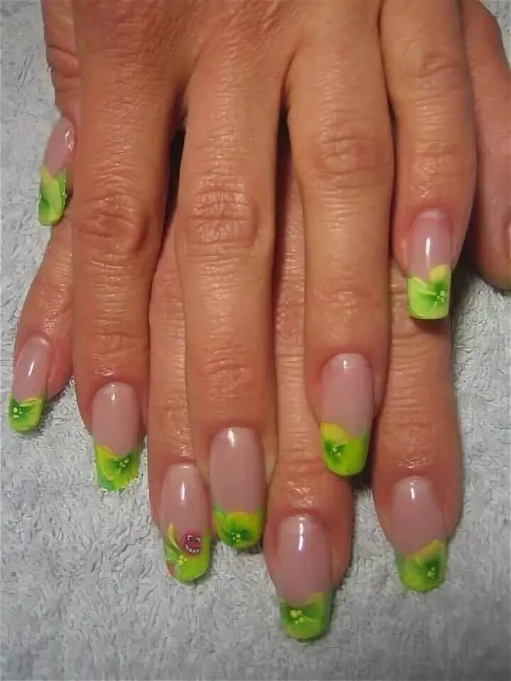 Наращивание 9. Нарощенные ногти френч салатовый. Нарощенные ногти салатового цвета. Нарощенные ногти цвет салатовый и френч. Нарощенные ногти ярко зеленого цвета.