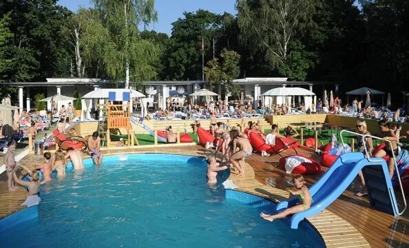 Открытые бассейны москвы для детей. Открытый бассейн чайка в москве. The баssейн в парке сокольники. Открытый бассейнлуники. Бассейн чайка парк культуры.