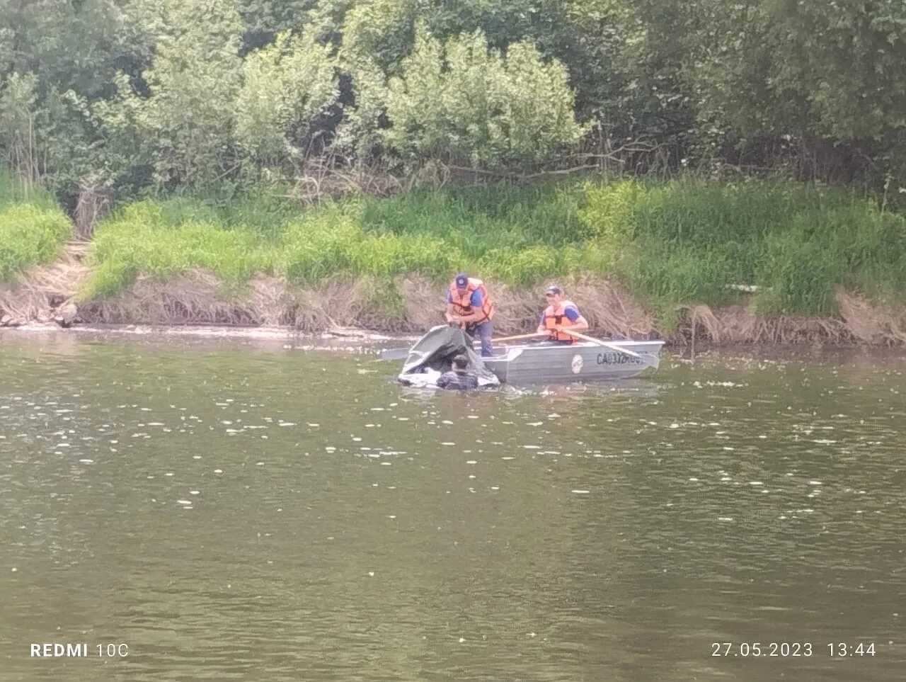 Барнаул утонувшие. На речке. Рыбак в лодке. Спасатели на лодке.