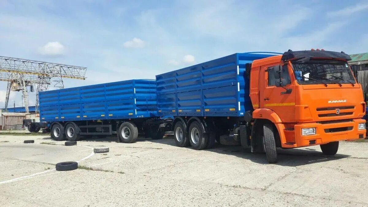 Камаз 53215 зерновоз. Сколько камазе зерновозе. Камаз 65117 бортовой зерновоз. Камаз 55111 зерновоз. Зерновоз камаз 552911.