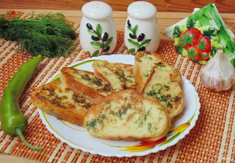 Гренки с чесноком и укропом. Гренки с чесноком и сыром. Гренки из батона с чесноком. Гренки с яйцом и сыром. Укроп с яйцом рецепт